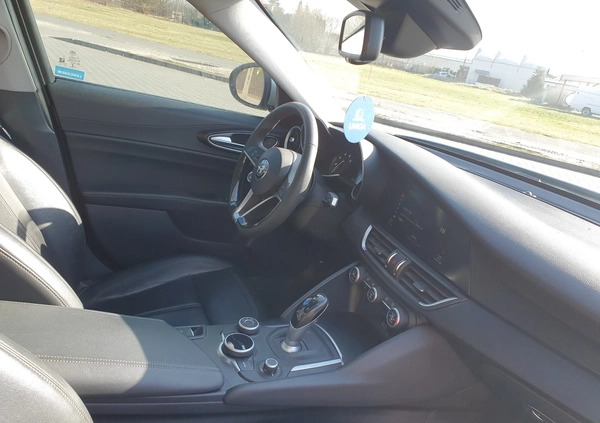 Alfa Romeo Giulia cena 83000 przebieg: 34100, rok produkcji 2017 z Legionowo małe 154